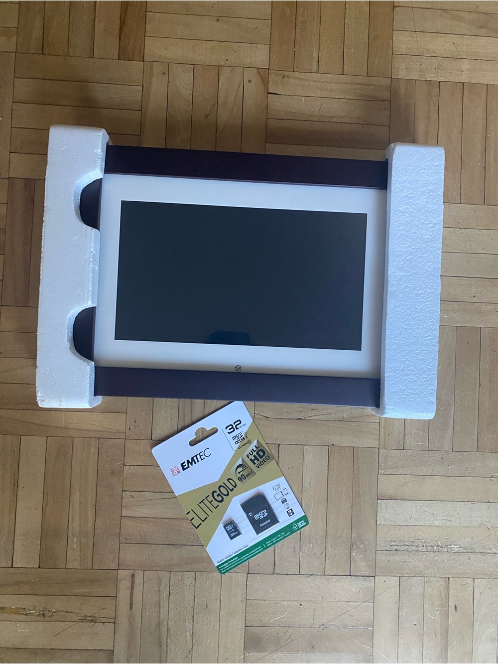 Digital Photo Frame - Emtec 32GB Pack Included